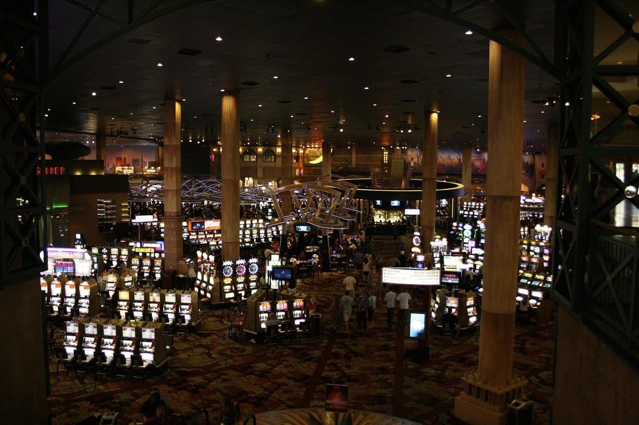 Inside the Casino: Design Elements that Create an Atmosphere of Luxury and Excitement